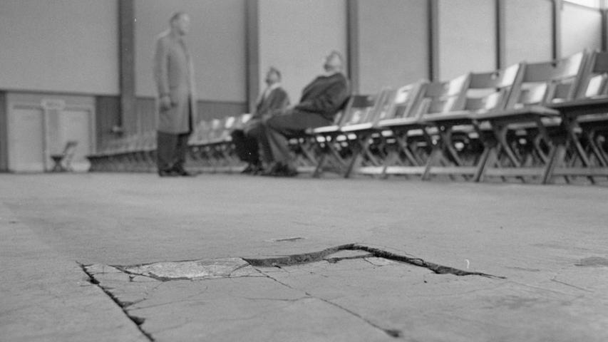 Dies ist nur eine von vielen Schadensstellen im Fußbodenbelag. Und auch das Dach der Messehalle hat eine Reparatur nötig. Hier geht es zum Kalenderblatt vom 15. Oktober 1968: Das Dach ist undicht