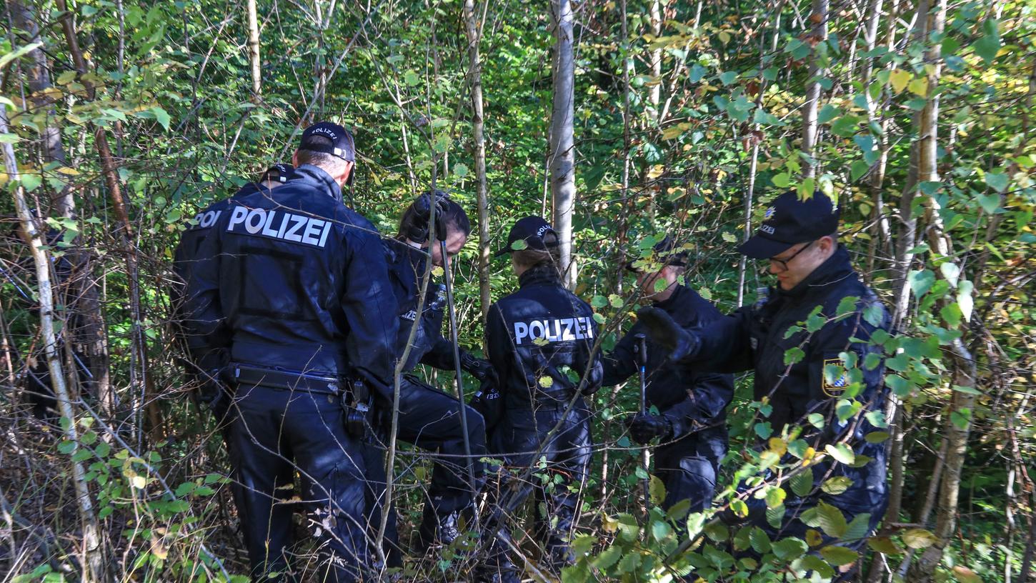 In einem Waldstück bei Burgbernheim haben Ermittler nach einem tödlichen Jagdausflug nun ein zweites Gewehr in einem Weiher entdeckt. (Symbolbild)