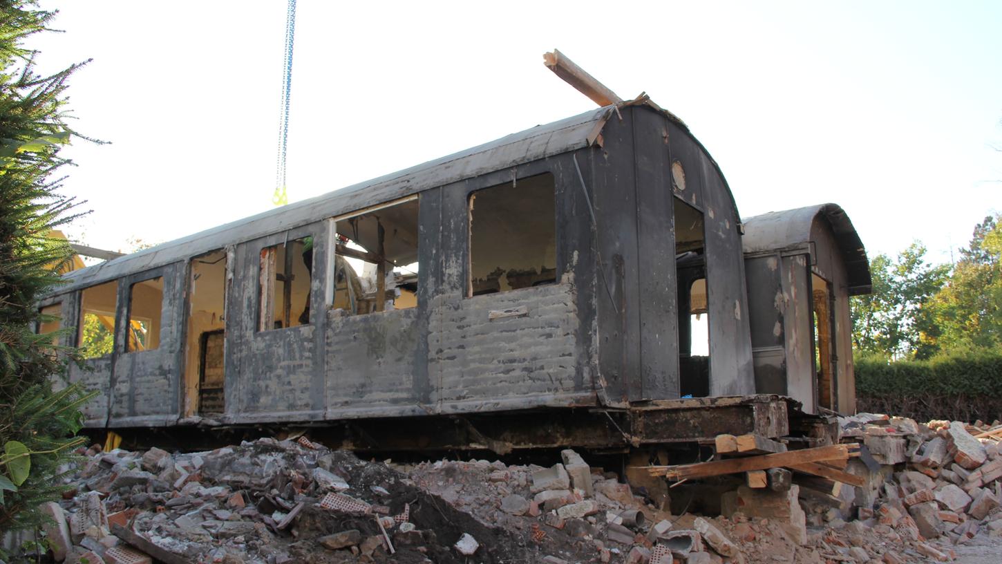 Zwei rund 100 Jahre alte Zugwaggons wurden vor etwa einem Jahr beim Abriss eines Hauses im Feuchter Heideweg freigelegt. Jetzt fehlt jede Spur von ihnen.