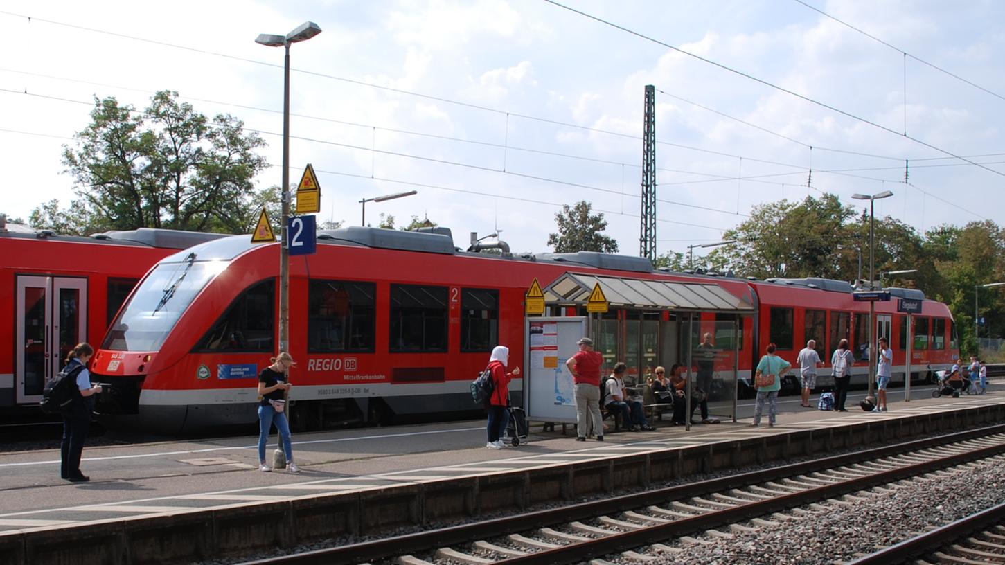 Die Nahverkehrszüge sind etwa für Pendler und Schüler das wichtigste Verkehrsmittel in der Region (hier eine Aufnahme vom Bahnhof Siegelsdorf im Landkreis Fürth). Doch die vielen Störungen auf den Strecken in den vergangenen beiden Jahren sorgen für Ärger und Verdruss.