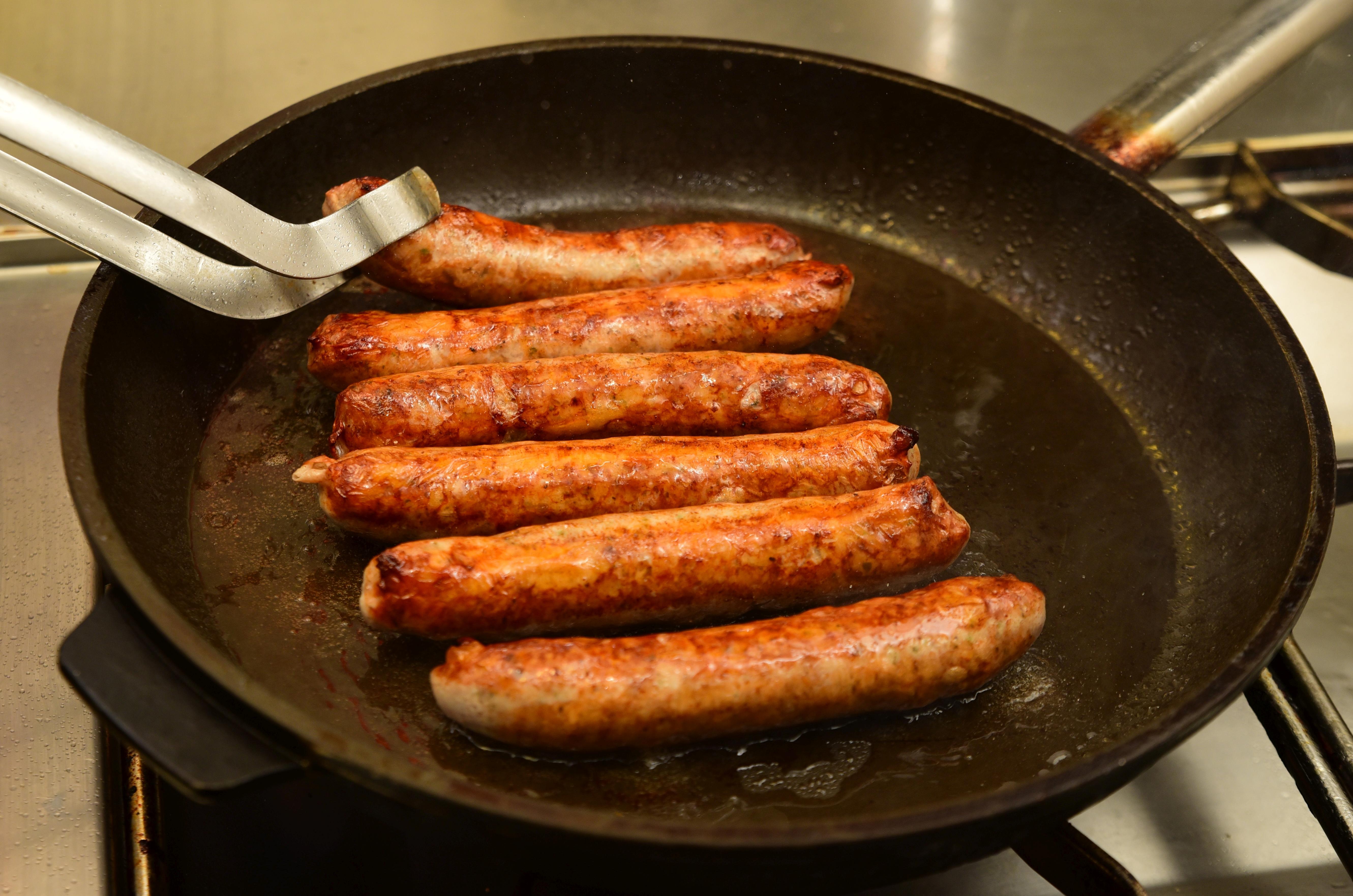 Typisch mit Sauerkraut und und einem Seidla Bier: So kennt man die Bratwurst in Franken. In Ansbach bereitet man sie besonders würzig zu, "unter Männern ist das die Nummer eins", glaubt Metzger Matthias Freund aus Sommerkahl. Die Wurst ist schön dick, für den kräftigen Geschmack sind neben Muskat und Majoran ein Gramm Salz und Pfeffer mehr drin als bei anderen Sorten. Sie wird traditionell ohne Senf gegessen.
