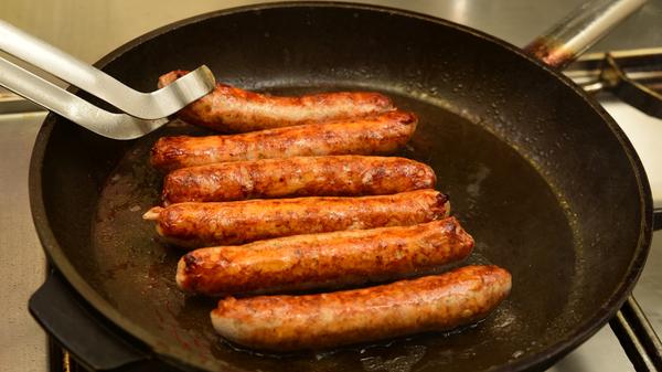 Typisch mit Sauerkraut und und einem Seidla Bier: So kennt man die Bratwurst in Franken. In Ansbach bereitet man sie besonders würzig zu, "unter Männern ist das die Nummer eins", glaubt Metzger Matthias Freund aus Sommerkahl. Die Wurst ist schön dick, für den kräftigen Geschmack sind neben Muskat und Majoran ein Gramm Salz und Pfeffer mehr drin als bei anderen Sorten. Sie wird traditionell ohne Senf gegessen.