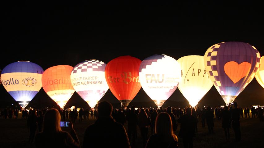 Richtig prächtig und bunt sehen sie aus: Am Donnerstagabend stand das große Ballonglühen in Fürth an.