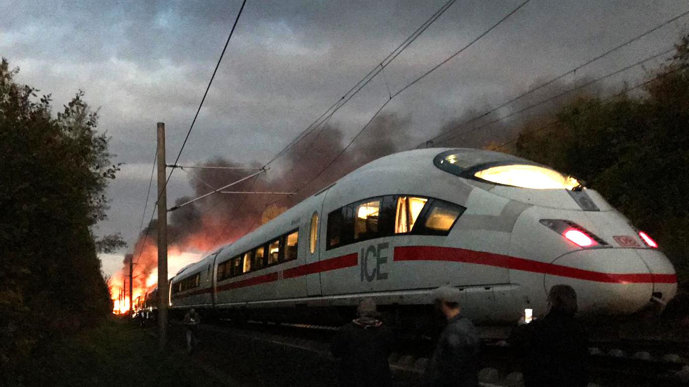 In Rheinland-Pfalz ist ein Zugteil eines ICE in Brand geraten.