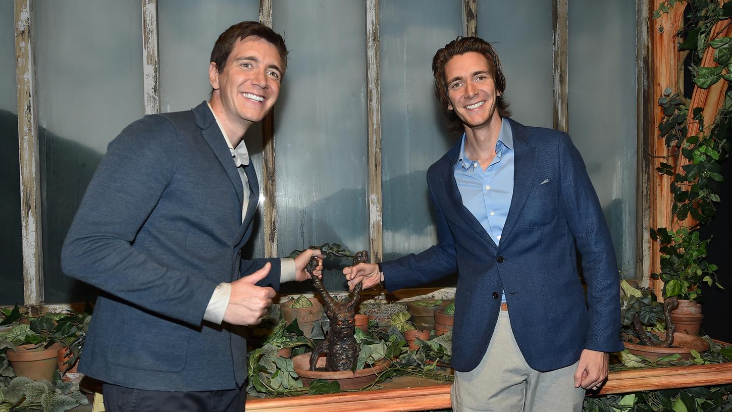 Die Schauspieler James (r) und Oliver Phelps, die in den Harry Potter Filmen die Weasley Zwillinge spielen, waren Gäste der Pressekonferenz zur "Harry Potter" Ausstellung.