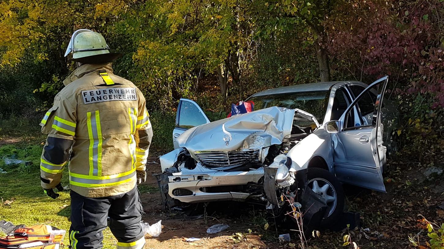 Der Mercedes wurde schwer in Mitleidenschaft gezogen, der Fahrer starb nun zwei Wochen nach dem Unfall.