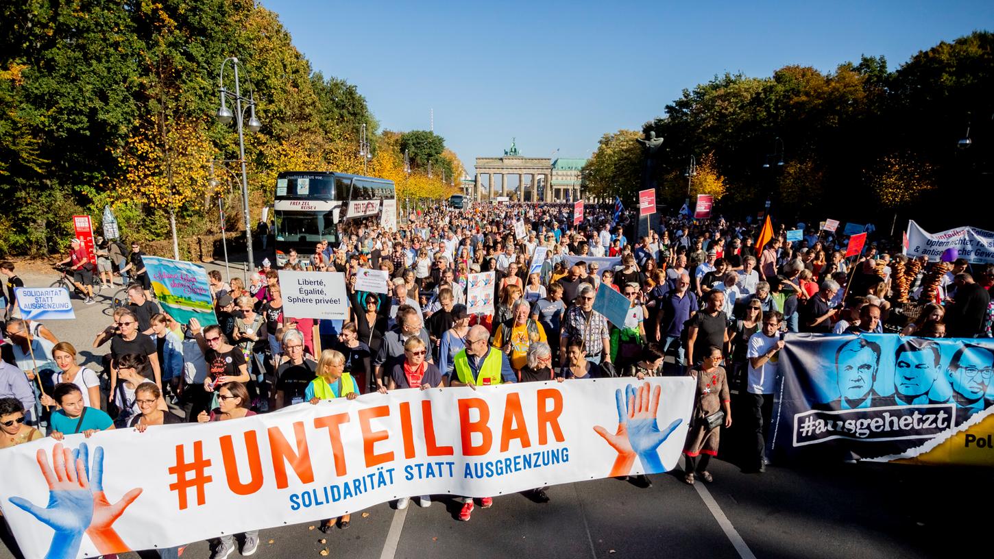 Mehr als 242.000 Menschen sind laut Veranstalterangaben in Berlin gegen Rassismus auf die Straße gegangen.