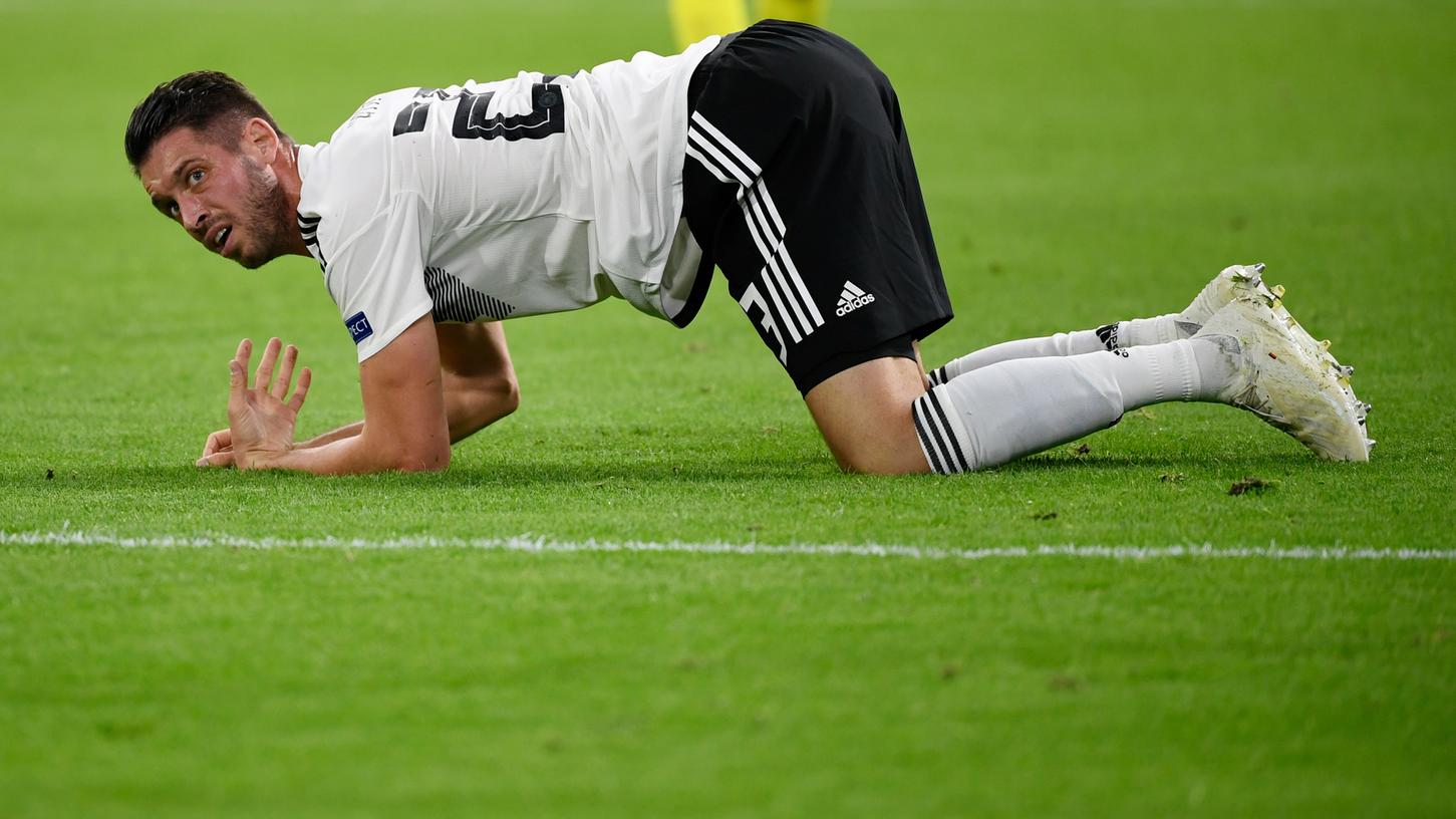 Deutschland (im Bild Nationalspieler Mark Uth) droht der Abstieg in die zweite Liga des europäischen Fußballs.
