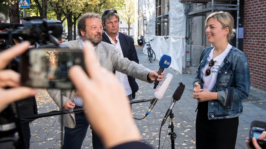 Auch hier war das mediale Interesse groß: Nach der Abgabe ihrer Stimme beantwortete die gebürtige Freiburgerin die Fragen der Journalisten.