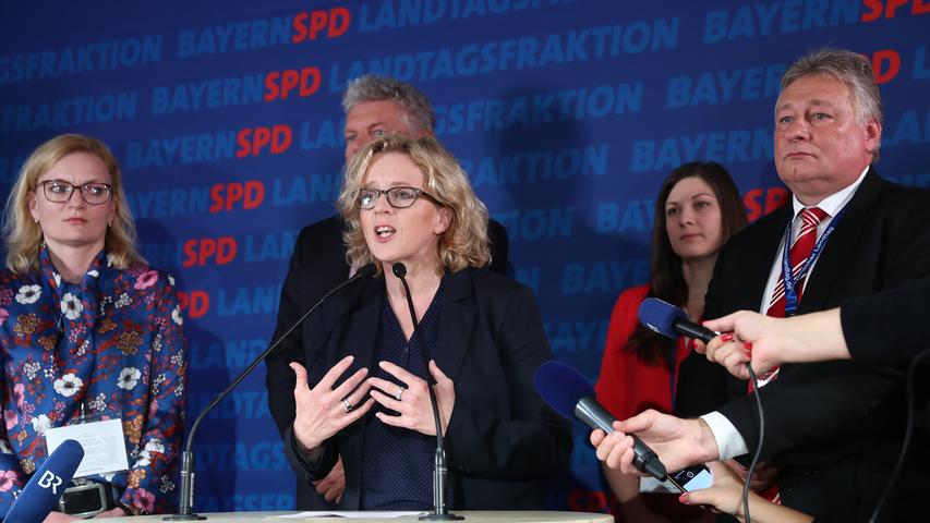 Noch schlechter als bei der CSU ist die Stimmung bei der SPD.  Spitzenkandidatin Natascha Kohnen tritt vor die Presse und äußert sich zum schlechten Wahlergebnis.