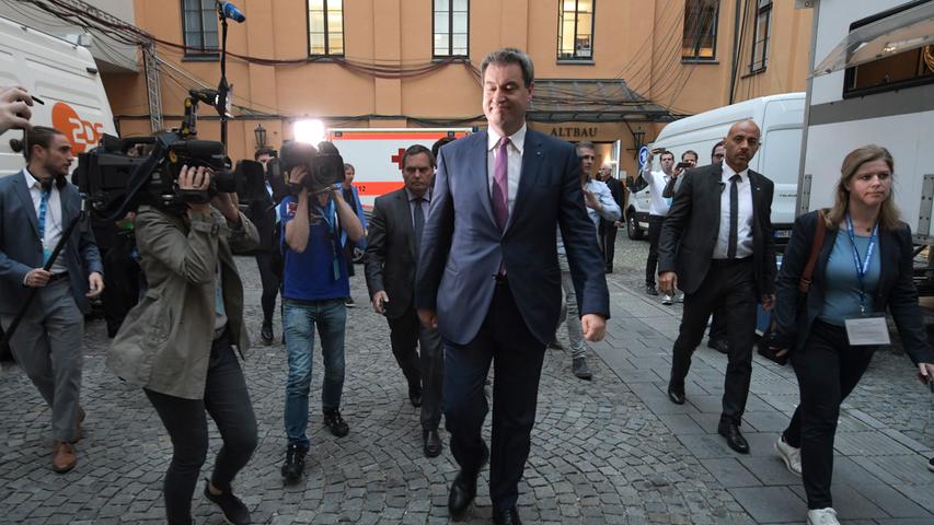 Das Ergebnis der Landtagswahl ist für die CSU ein Debakel: Für ein Foto lässt sich Ministerpräsident Markus Söder zu einem Lächeln hinreißen. Kurz darauf ...