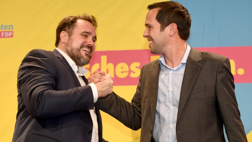 Ein wirklich gutes Ergebnis fährt die FDP bei der Landtagswahl zwar nicht ein, dennoch gibt es zwischen dem Bundestagsabgeordneten Daniel Föst (von links) und dem Spitzenkandidaten der Liberalen, Martin Hagen, einen Handshake.