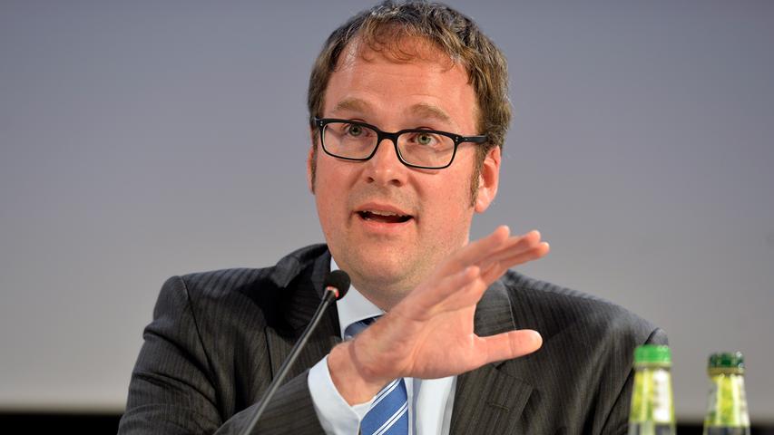 Der Erlanger SPD-Oberbürgermeister Florian Janik spricht von einem "desaströsen Ergebnis" seiner Partei. Das sei besonders bitter, da die Spitzenkandidaten eine "tolle Arbeit" geleistet hätten.