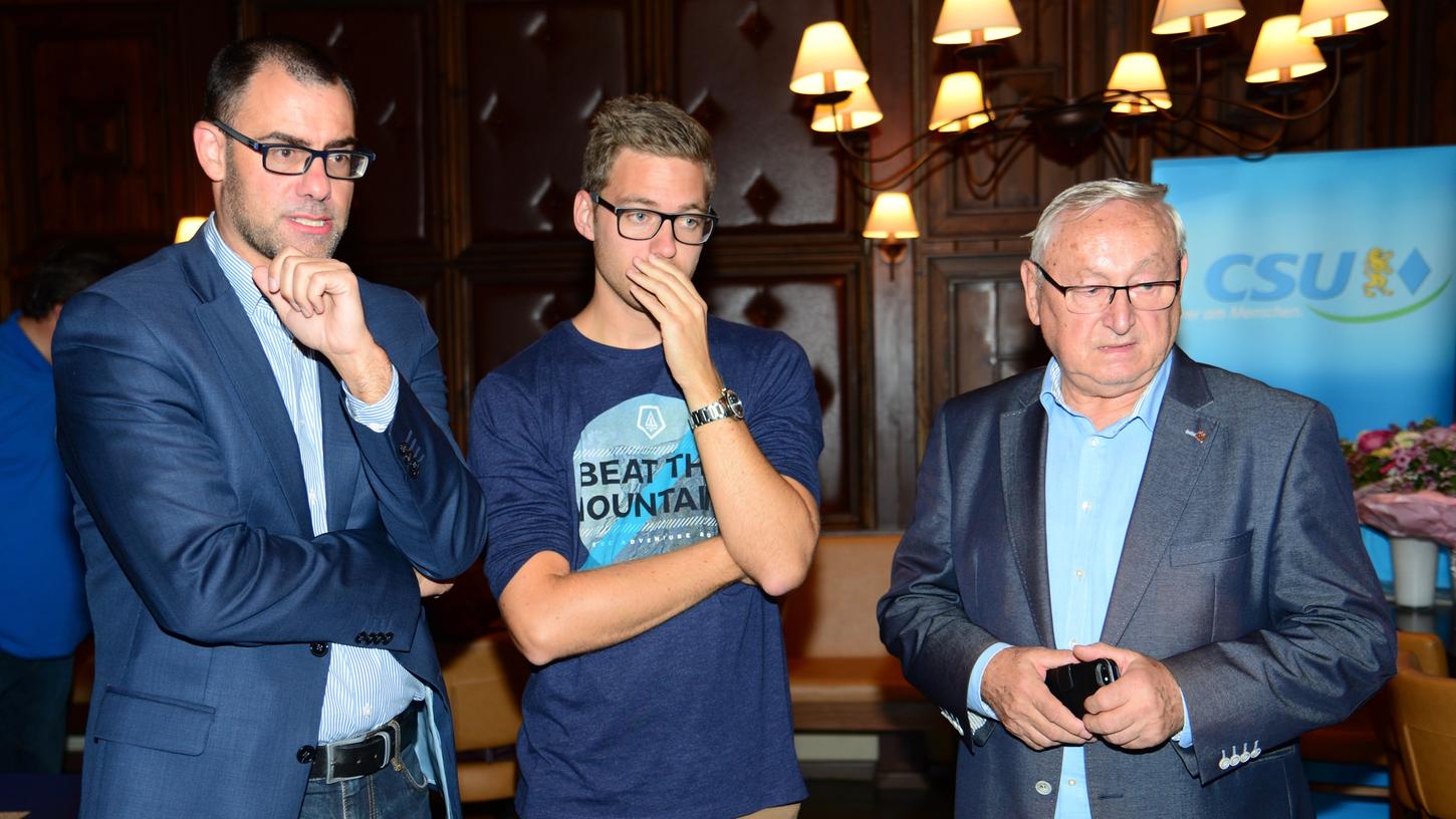 Betretene Gesichter bei der CSU: Ralph Edelhäußer, Daniel Mattula und Heinz Bieberle bei der Wahlparty in Roth kurz nach Verkündung der ersten Ergebnisse.