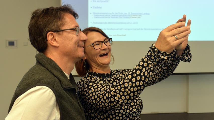 Das tun auch die Grünen mit einem hervorragenden Ergebnis, über das sich Astrid Marschall und Manfred Bachmayer auf diesem Selfie freuen.