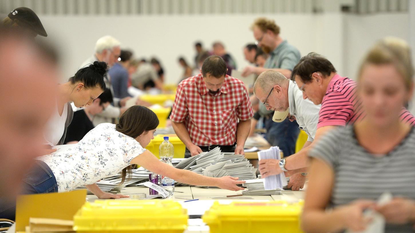 Ausgezählt: In der Meistersingerhalle in Nürnberg wurden am Sonntag die Wahlzettel ausgewertet.