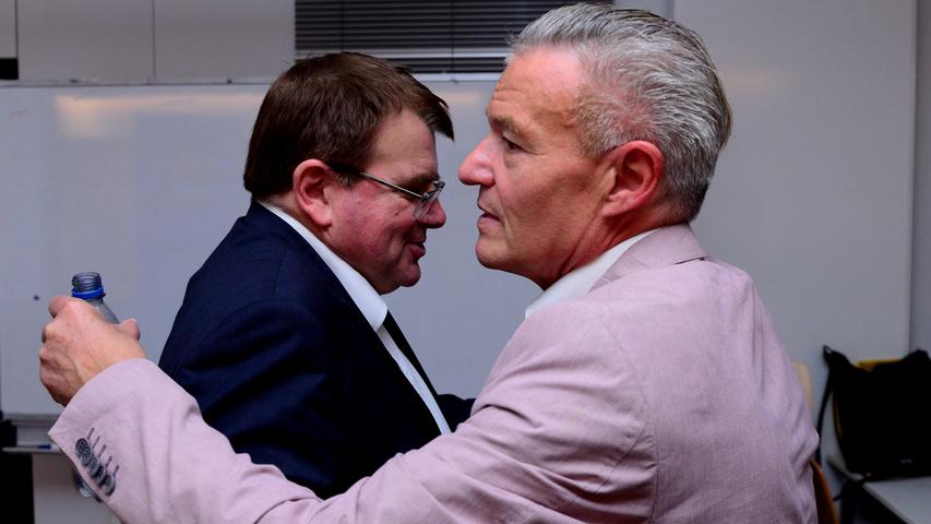 Horst Arnold (rechts) tröstet seinen Parteifreund Harry Scheuenstuhl, der dem neuen Landtag nicht mehr angehören wird.