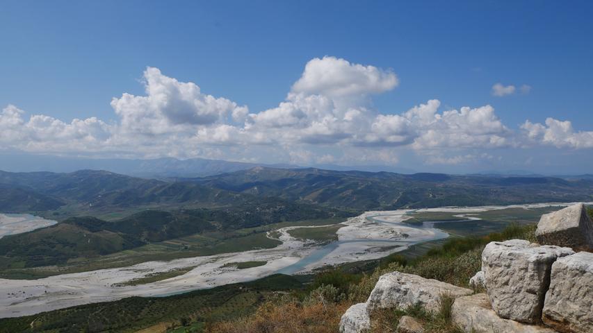 Blick von den Ruinen des illyrischen Byllis auf das bedrohte Vjosa-Tal