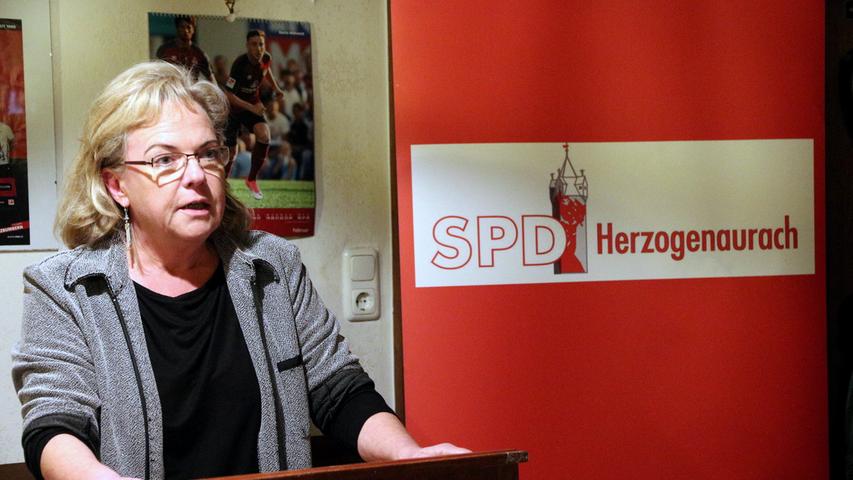 Nicht ins Landratsamt gekommen war Alexandra Hiersemann, Direktkandidatin der SPD. Sie blieb in ihrem Wohnort Marloffstein. Als die ersten Hochrechnungen da waren, meinte sie am Telefon: "Ich habe schon schlimmere Dinge durchgestanden in meinem Leben". Es sei ein "historischer Tiefschlag" für die Sozialdemokratie: "Wir sind die großen Verlierer". Für sie persönlich werde es mit einem Wiedereinzug in den Landtag "sehr, sehr eng", meint die 57-Jährige. "Das ist bitter, denn ich habe mein Bestmöglichstes gegeben im Wahlkampf." Das hat sich in den lokalen Ergebnissen aber auch niederzuschlagen. Mit 13,12 Prozent lag sie deutlich besser als ihre Partei im bayernweiten Durchschnitt. Ob es am Ende aber reicht, stand bei Redaktionssschluss noch nicht fest. Einen Plan B hat Alexandera Hiersemann auf jeden Fall schon in der Tasche. Wenn es nicht klappt mit einem Ticket nach München, möchte sie sich wieder stärker auf ihre Arbeit als Rechtsanwältin konzentrieren. Die Sozialdemokraten müssten sich zusammensetzen und beraten, wie es weitergehen könne. "Ich werde aber sicher nicht den Rücktritt von Natascha Kohnen fordern," stellt Hiersemann klar. Die Spitzenkandidatin habe einen guten Job gemacht. "Ich bin auch der festen Überzeugung, dass inhaltlich auf die richtigen Themen gesetzt haben, zum Beispiel mit Wohnen und Pflege.