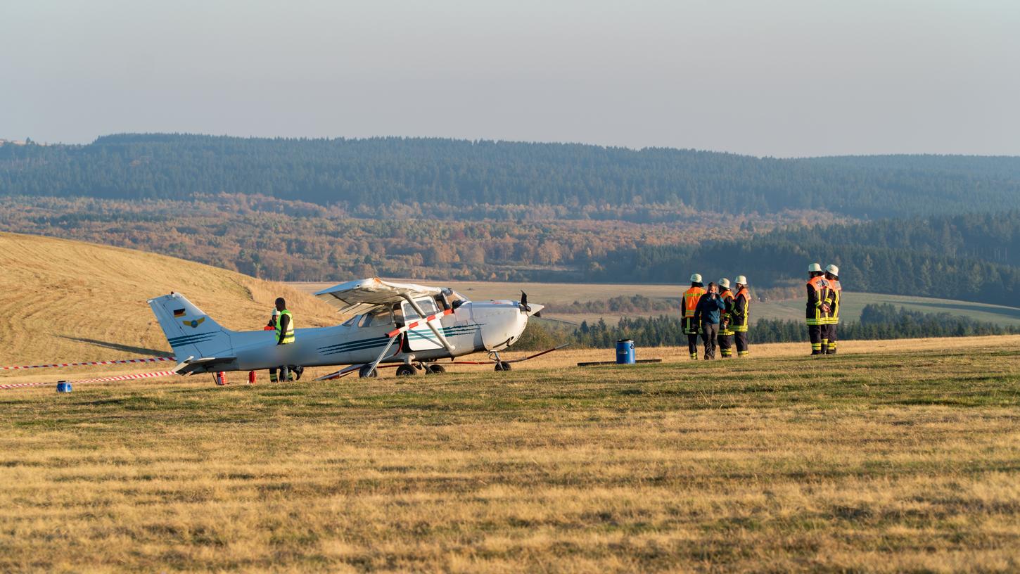 Das Kleinflugzeug hatte bei einer missglückten Landung auf Hessens höchstem Berg am Nachmittag eine Absperrung des Flugplatzes durchbrochen und Passanten auf einem Gehweg erfasst.