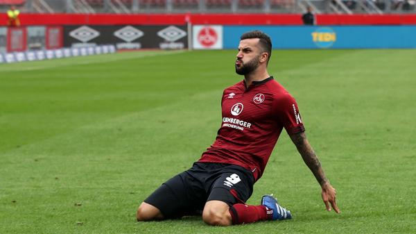 Schweden-Power am Valznerweiher - zumindest vom 30. Januar 2017 an, als Mikael Ishak vom Randers FC aus Dänemark ins Frankenland wechselte. In seiner Zeit beim Club brachte es Ishak in 84 Spielen auf 20 Tore - davon mit 12 die meisten in seiner ersten kompletten Zweitliga-Saison 2017/18 in Nürnberg. Im Sommer 2020 war der athletische Stürmer noch daran beteiligt, den FCN vor dem Fall in die Drittklassigkeit zu bewahren, bevor es ihn zu Lech Posen nach Polen zog. Während man ihn in Nürnberg zwischenzeitlich aussortiert hatte, zeigte der Schwede zuletzt in Polen, dass er das Knipsen nicht verlernt hat.