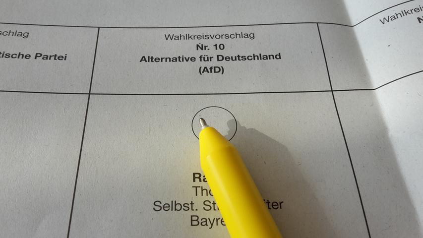 Die östliche Oberpfalz und Niederbayern, das muss angesichts der Wahlergebnisse als Kernland der AfD gesehen werden. Fast überall gab es Werte über 12 Prozent. Ein weiterer Schwerpunkt ist die Gegend von Augsburg bis Memmingen.