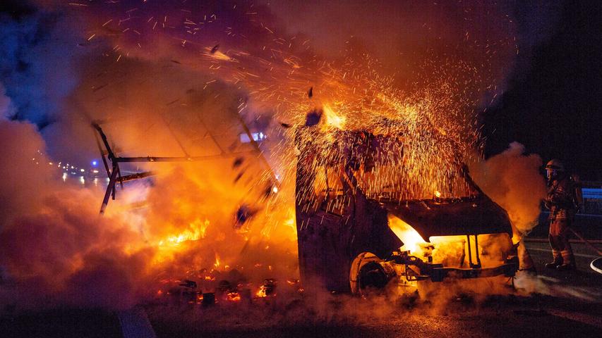 Transporter geht auf der A9 in Flammen auf und brennt aus