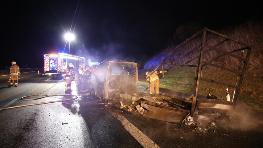 Transporter geht auf der A9 in Flammen auf und brennt aus