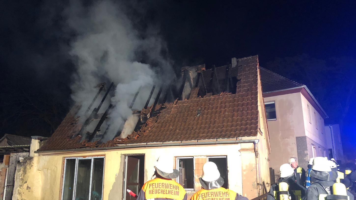 Dach in Flammen: Nächtlicher Brand in Schlüsselfeld