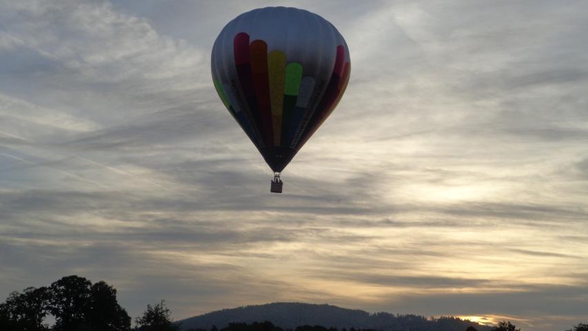 Ein Heißluftballon steigt bei Effeltrich in den Morgenhimmel und gewinnt rasch an Höhe. Beobachtet von NN-Leser Thomas Baum-Nägel.