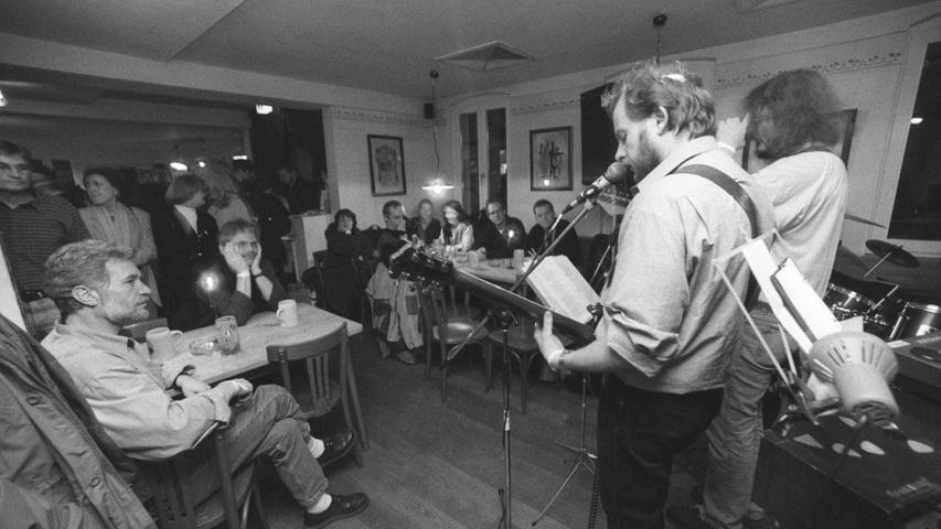 "Lederer Nightgroove" hieß eine Musikveranstaltung in Gostenhof in den 90er Jahren. Wie hier im "Palmengarten" traten überall Bands auf.