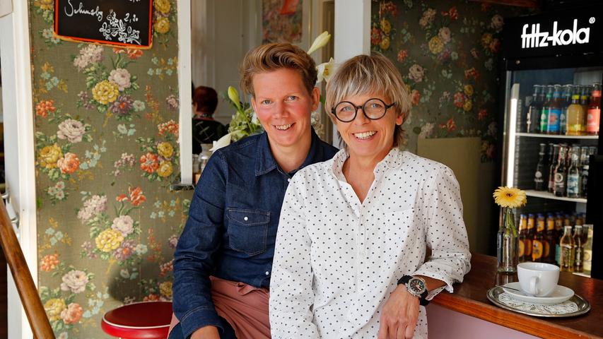 Stefanie Heid und Heike Stahl (r.) führen ihren "Salon Regina" mit viel Herzblut. Hier treffen sich alte Damen zum Kaffeekränzchen, aber auch Hipster zum Feierabendbier.