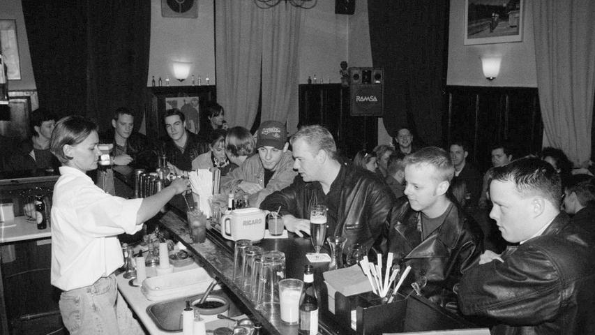 Die "Hammett's American Bar" in der Austraße 3 war legendär - und ist seit vielen Jahren geschlossen. Erst den Samtvorhang aufziehen und dann rein in Lärm und Rauch. Schön war es! Genauso, wie im "K-Fee" von Künstler Peter Habermann, von dem es leider keine Archivbilder gibt.