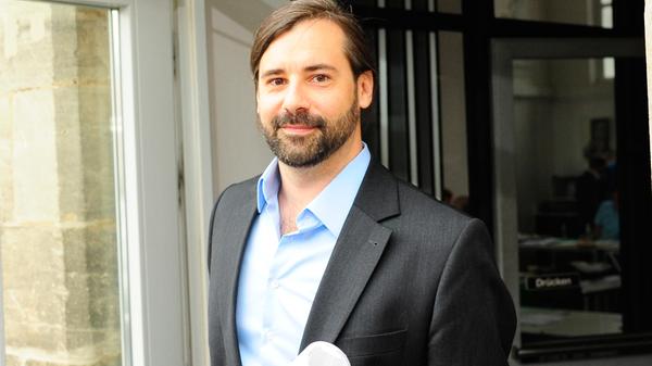 Der bayerische FDP-Landtagsabgeordnete und stellvertretende Landesvorsitzende der FDP Bayern, Sebastian Körber aus Forchheim, stellt sich hinter die Art und Weise der Wahl von Kemmerich zum Thüringer Ministerpräsidenten: "Grundsätzlich hat sich Thomas Kemmerich im dritten Wahlgang, in dem eine einfache Mehrheit gilt, zur Wahl gestellt. Dabei gab es immerhin drei Kandidaten. Es war eine geheime Wahl, die AfD hatte ja einen eigenen Kandidaten gestellt. Daher war das Ergebnis nicht vorhersehbar. Es gibt kein Indiz dafür, dass es eine Absprache gab. Thomas Kemmerich wurde demokratisch gewählt und mir ist es lieber, dass ein Freiheitlicher Demokrat gewählt wird als ein linker Kommunist. Thomas Kemmerich ist gewählt und nun geht es darum, wer das Beste für Thüringen herausholen kann. Für mich ist ein wichtiger Punkt, dass er eine klare Grenze zur AfD gezogen hat."