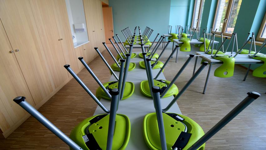 Auf diesen Stühlen werden nach den Herbstferien die Grundschüler sitzen.