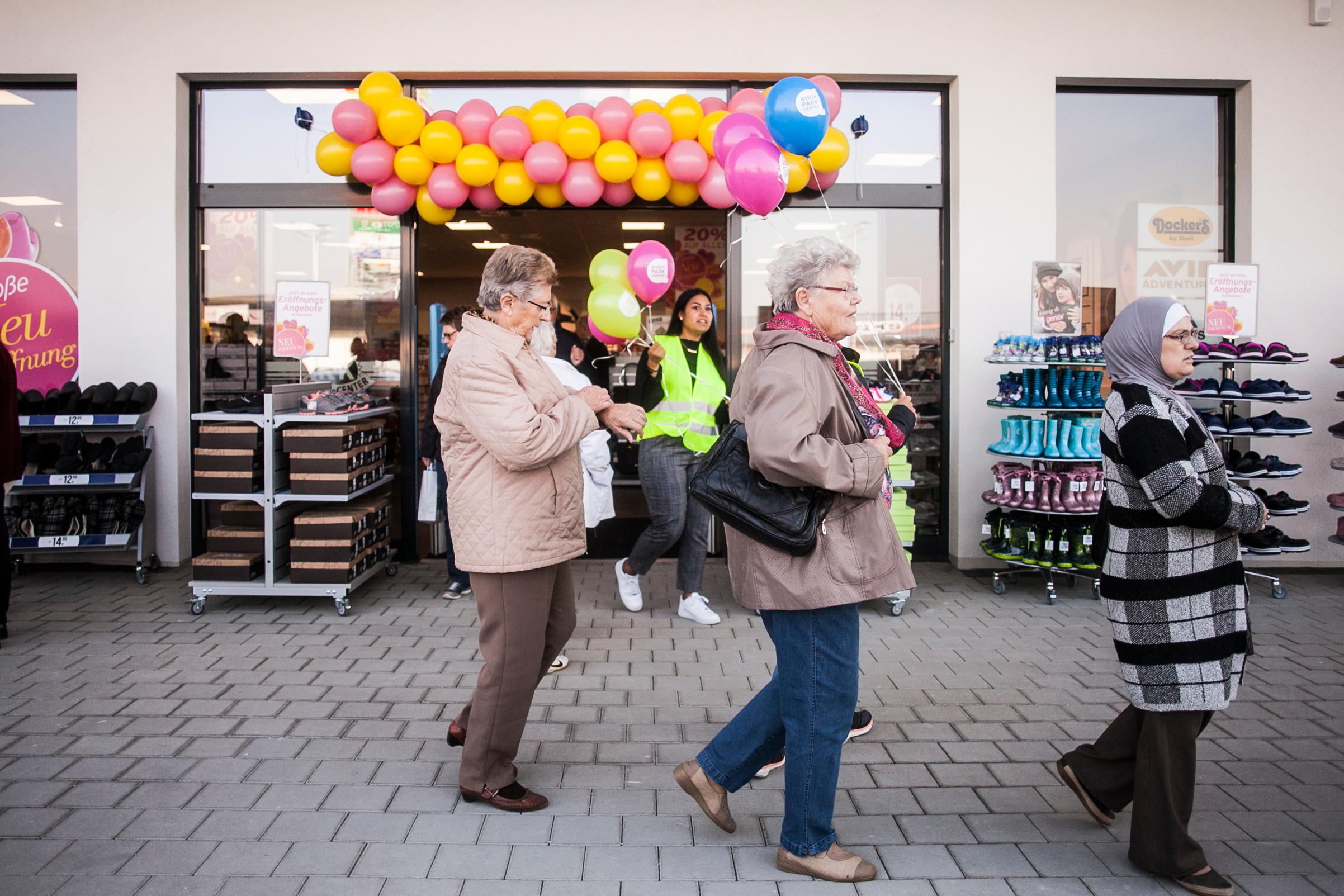 Am Mittwoch eröffnete das AischPark-Center am Kieferndorfer Weg in Höchstadt - mit Eröffnungsangeboten, einer Bimmelbahn und reichlich Rahmenprogramm.