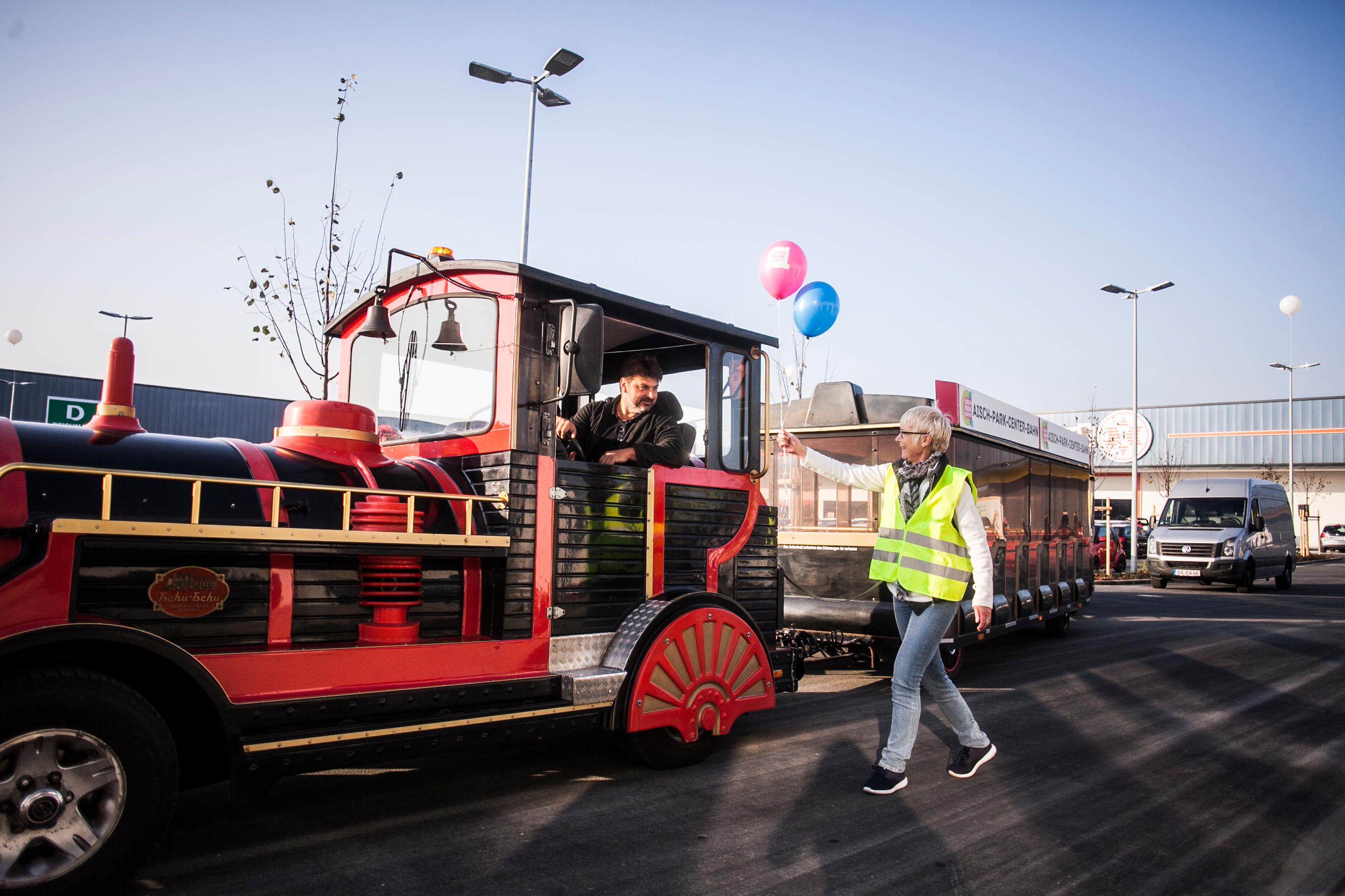 Am Mittwoch eröffnete das AischPark-Center am Kieferndorfer Weg in Höchstadt - mit Eröffnungsangeboten, einer Bimmelbahn und reichlich Rahmenprogramm.