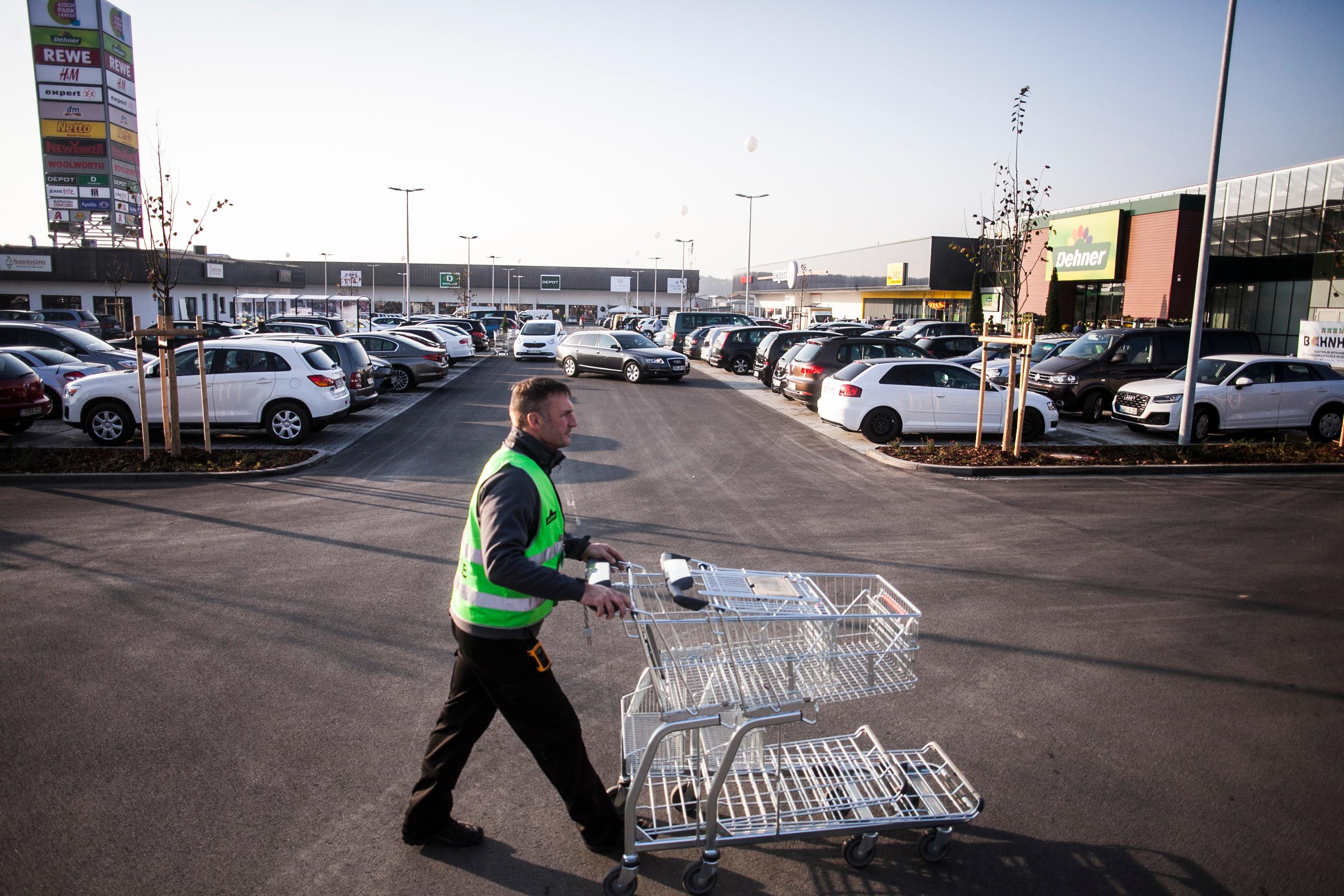Am Mittwoch eröffnete das AischPark-Center am Kieferndorfer Weg in Höchstadt - mit Eröffnungsangeboten, einer Bimmelbahn und reichlich Rahmenprogramm.