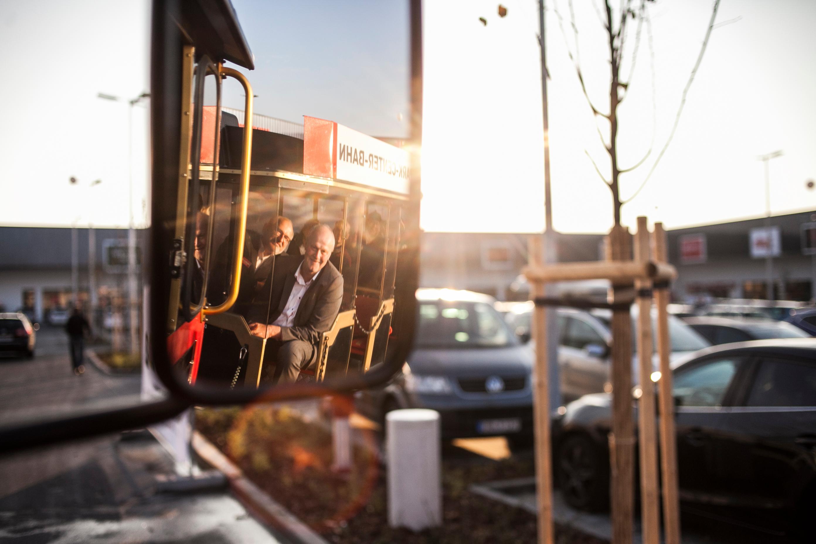 Am Mittwoch eröffnete das AischPark-Center am Kieferndorfer Weg in Höchstadt - mit Eröffnungsangeboten, einer Bimmelbahn und reichlich Rahmenprogramm.