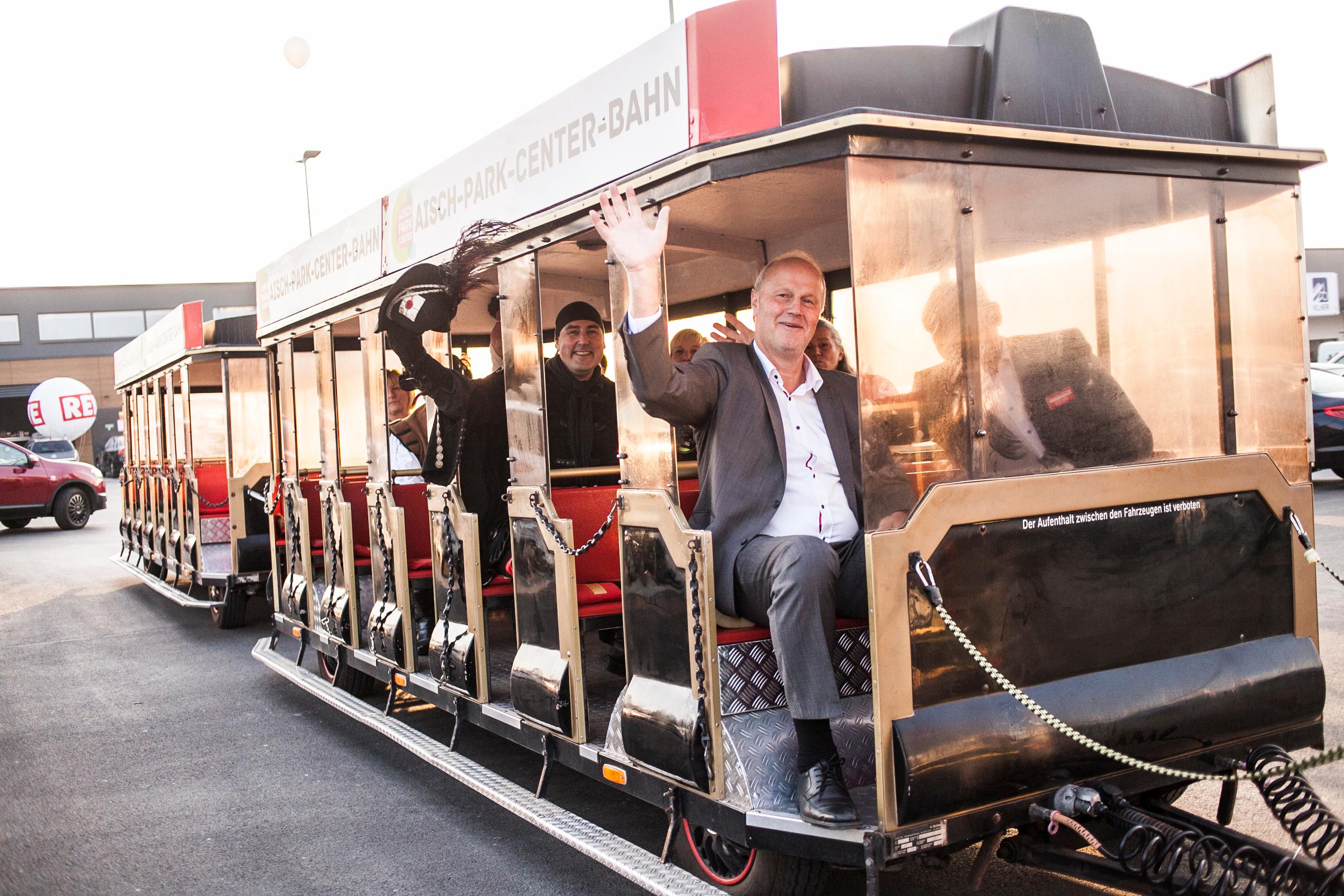 Am Mittwoch eröffnete das AischPark-Center am Kieferndorfer Weg in Höchstadt - mit Eröffnungsangeboten, einer Bimmelbahn und reichlich Rahmenprogramm.