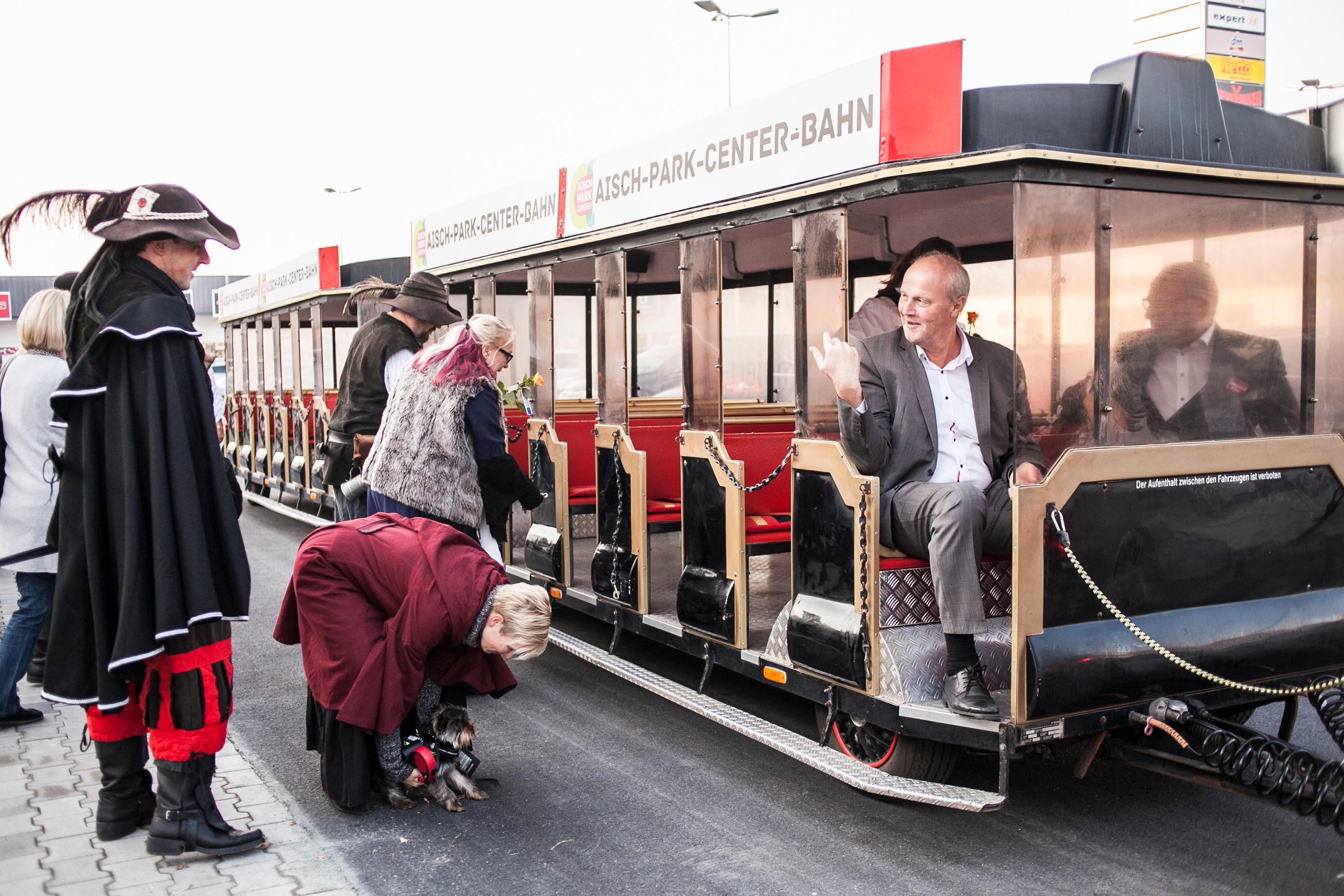 Am Mittwoch eröffnete das AischPark-Center am Kieferndorfer Weg in Höchstadt - mit Eröffnungsangeboten, einer Bimmelbahn und reichlich Rahmenprogramm.