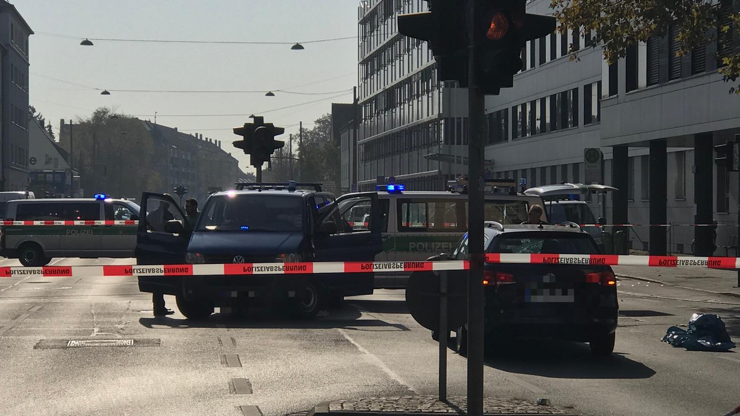Offenbar erfasste der Pkw den Fußgänger, als dieser die Schwabacher Straße an der Kreuzung zur Kaiserstraße überqueren wollte.