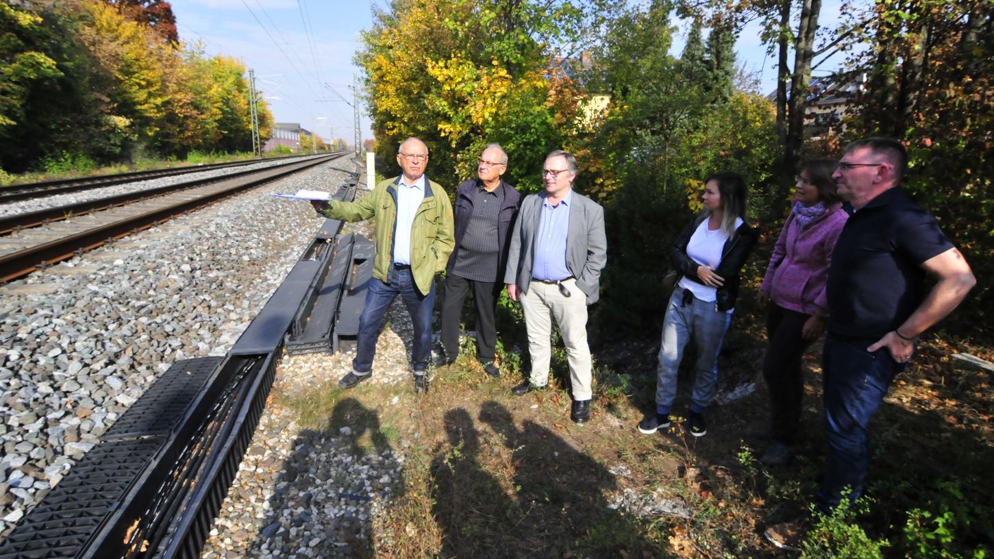 Von links: Otwin Schneider, Eduard Nöth, Jürgen Kretschmann, Katja Schultes-Kaufmann, Annette Prechtel und Martin Horn diskutieren vor Ort.