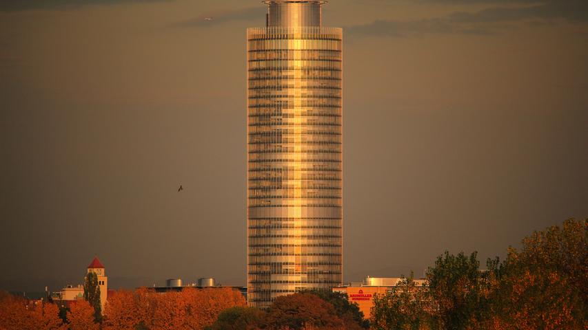 Auch der Turm der Nürnberger Versicherungen war ein beliebtes Motiv - hier in schönstem Goldton des Sonnenuntergangs.