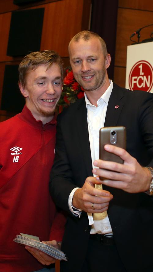 Lächeln, bitte! Der neue Finanzvorstand Niels Rossow ist gleich ein beliebter Partner für Selfies.