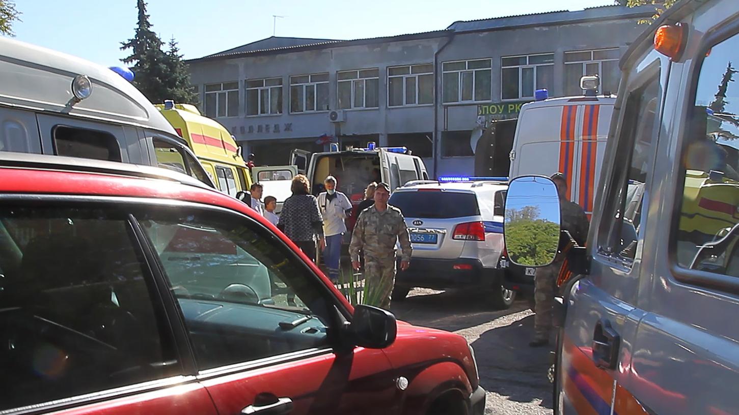 Ein Videoausschnitt zeigt Krankenwagen, Rettungskräfte und Polizeifahrzeuge nach einer Explosion in der Mensa der Berufsschule von Kertsch auf der Halbinsel Krim vor dem Gebäude.