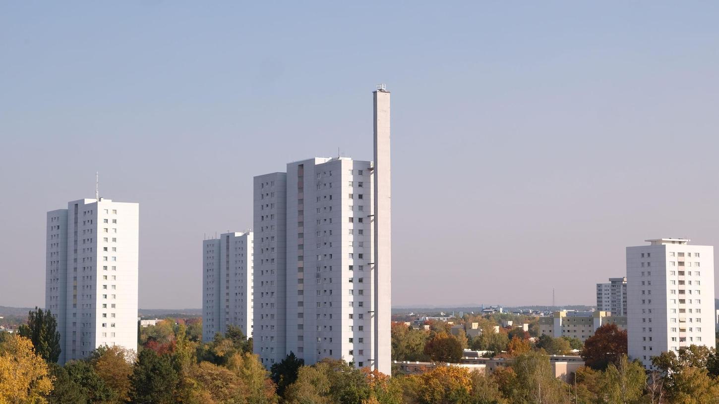 An fünf Hochhäusern in Neuselsbrunn muss die Fassadendämmung wegen Brandgefahr entfernt werden.