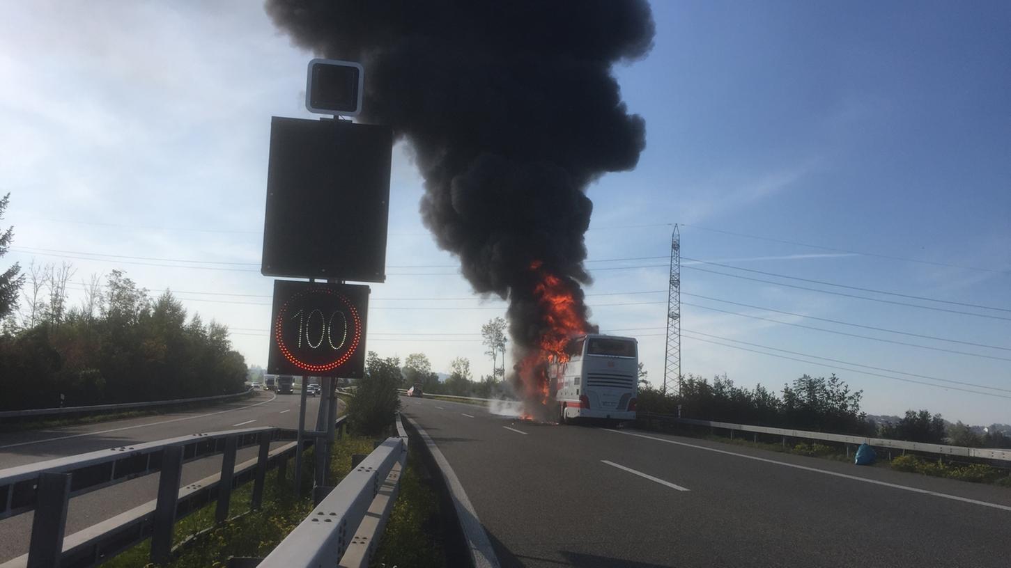 Fahrer rettet Insassen aus brennendem Bus