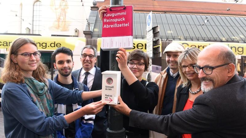 Mit speziellen Müllkästen will man in Augsburg jetzt gegen den Störenfried Kaugummi vorgehen. Die Idee entstand bei einem Studentenwettbewerb an der Hochschule Augsburg.