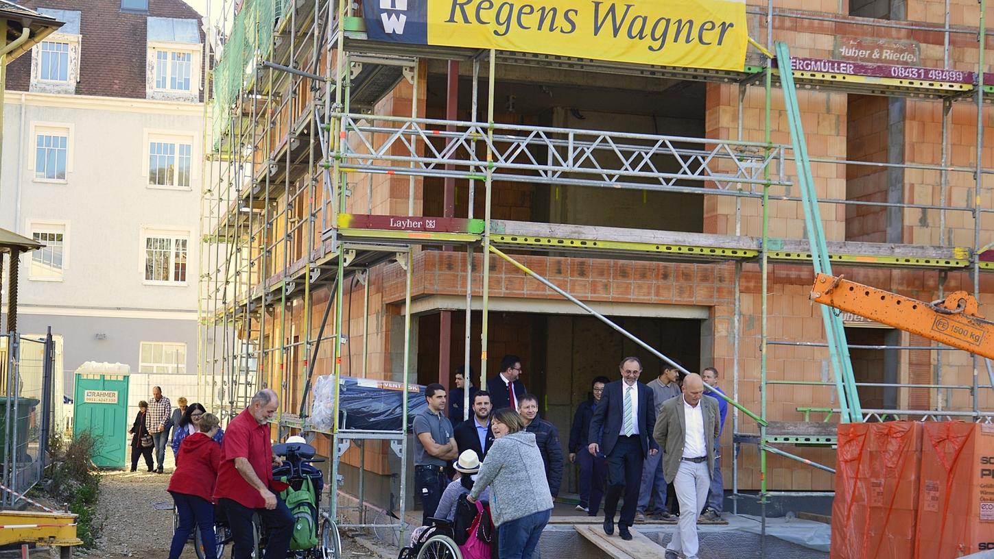 Regens Wagner feiert Richtfest in Treuchtlingen